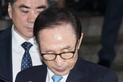 Cựu Tổng thống Hàn Quốc Lee Myung-bak (phía trước) rời Tòa án Quận trung tâm Seoul, ngày 15/3. (Nguồn: THX/ TTXVN)