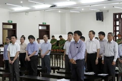 Các bị cáo nghe đại diện Viện Kiểm sát nêu quan điểm tổng hợp phiên xét hỏi tại phiên tòa. (Ảnh: Văn Điệp/TTXVN)