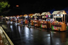 Các gian hàng ẩm thực mang phong cách độc đáo trên phố đi bộ Trịnh Công Sơn. (Ảnh: Thanh Tùng/TTXVN)