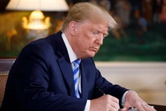 Tổng thống Mỹ Donald Trump ký Bản ghi nhớ về việc rút Mỹ khỏi JCPOA tại Nhà Trắng ở Washington DC., ngày 8/5. (Nguồn: THX/TTXVN)