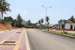 Dự án Nâng cấp tuyến đường ĐT630 (đoạn Ngã 4 Gò Cau-dốc Truông Sỏi) đã được thi công xong ngoài phần bị nhà ông Võ Văn Tuyên chắn ngang. (Ảnh: Quốc Dũng/TTXVN)