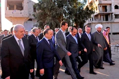 Tổng thống Syria Bashar al-Assad (giữa, hàng đầu) tại thị trấn Daraya, ngoại ô thủ đô Damascus ngày 12/9. (Nguồn: EPA/TTXVN)