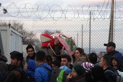 Người tị nạn Syria và Iraq tập trung tại biên giới giữa Hy Lạp và Macedonia. (Nguồn: THXP/TTXVN)