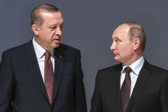 Tổng thống Nga Vladimir Putin (phải) và Tổng thống Thổ Nhĩ Kỳ Recep Tayyip Erdogan. (Nguồn: AFP/TTXVN)