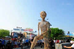 Festival Huế 2016: Chú rối khổng lồ 7,5m dạo bước trên phố