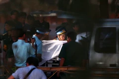 Thi thể phi công Trần Quang Khải được chuyển lên ôtô chuyên dụng. ((Ảnh: Thanh Tùng/TTXVN)