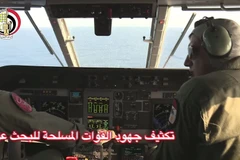 Lực lượng cứu hộ tìm kiếm máy bay MS804 ngoài khơi Alexandria, Ai Cập ngày 20/5. (Nguồn: EPA/TTXVN)