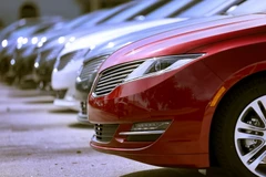 Xe Lincoln MKZ của Hãng Ford được bày bán tại đại lý ở Miami, bang Florida (Mỹ). (Nguồn: AFP/TTXVN)