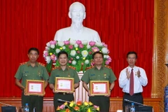 Ông Võ Văn Thưởng, Ủy viên Bộ Chính trị, Bí thư Trung ương Đảng, Trưởng Ban Tuyên giáo Trung ương tặng Kỷ niệm chương "Vì sự nghiệp Tuyên giáo" cho các vị lãnh đạo Bộ Công an. (Ảnh: Doãn Tấn/TTXVN)