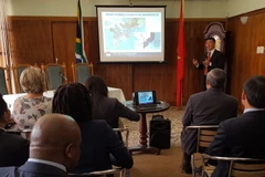 Đại diện Tổng công ty Tân cảng Sài Gòn giới thiệu về tiềm năng của Tổng công ty. (Ảnh: Mạnh Hùng/Vietnam+)