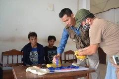 Hai đối tượng người Lào bị bắt cùng tang vật ma túy ngày 18/6. (Ảnh: Thanh Thủy/TTXVN)