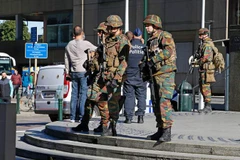 Cảnh sát Bỉ điều tra tại nhà ga Brussels-North ở thủ đô Brussels ngày 5/10, sau khi một cảnh báo bom được ban bố ở nhà ga này và tòa nhà Portalis của cơ quan Công tố liên bang. (Nguồn: AFP/TTXVN)