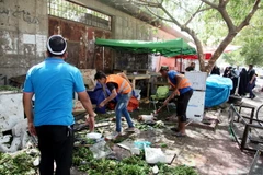  Lực lượng chức năng dọn dẹp hiện trường vụ đánh bom tại Kadhimiyah ngày 24/7. Ảnh minh họa. (Nguồn: EPA/TTXVN)