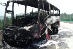 Hiện trường vụ cháy xe chở khách. (Nguồn: THX/TTXVN)