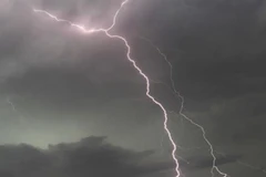 Trú mưa giữa cánh đồng, 7 người thương vong do bị sét đánh 