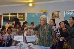 Kiều bào Campuchia quyên góp ủng hộ đồng bào miền Trung. (Ảnh: Nguyễn Lâm/Vietnam+