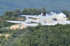 Binh sỹ Hàn Quốc bắn tên lửa trong cuộc tập trận ở Pocheon. (Nguồn: AFP/TTXVN)