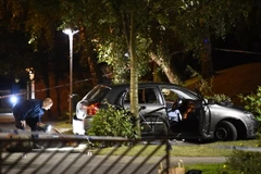 Cảnh sát điều tra tại hiện trường vụ xả súng. (Nguồn: EPA/TTXVN)