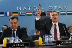 Tổng thư ký NATO Jens Stoltenberg (phải) và Bộ trưởng Quốc phòng Ukraine Stepan Poltorak (trái) tại cuộc họp. (AFP/TTXVN)