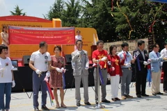 Khách tham quan triển lãm. (Ảnh: Phạm Duy/Vietnam+)