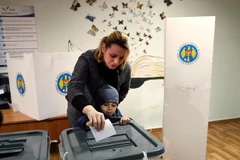 Cử tri Moldova bỏ phiếu tại một điểm bầu cử ở Chisinau ngày 13/11. (Nguồn: AFP/TTXVN)