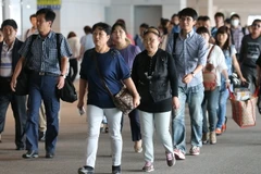 Khách du lịch Trung Quốc tới sân bay quốc tế Incheon ở Hàn Quốc. (Nguồn: YONHAP/TTXVN)