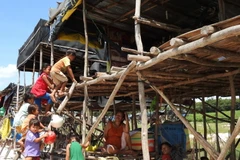 Cuộc sống tạm bợ của những đứa trẻ Việt kiều Campuchia mù chữ ở ấp Đồng Kèn 2, huyện Tân Châu, Tây Ninh. (Ảnh: Thanh Tân/TTXVN)