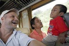 Tác giả Philipp Abresch và nhân vật của phóng sự - cậu bé Long Thành 15 tuổi. (Nguồn: www.daserste.de)