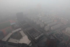 Quang cảnh thành phố Thiên Tân chìm trong sương mù ngày 19/12. (Nguồn: THX/TTXVN)