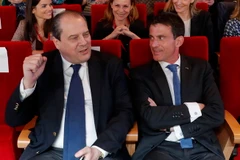 Bí thư thứ nhất Đảng Xã hội Jean-Christophe Cambadélis (trái) và Thủ tướng Manuel Valls tại Paris ngày 3/5/2016. (Nguồn: TTXVN/EPA)