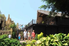 Khách quốc tế tham quan Bảo tàng Càphê và tìm hiểu văn hóa Tây Nguyên. (Ảnh: Minh Đức/TTXVN)