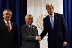 Ngoại trưởng Philippines Perfecto Yasay (giữa) và Ngoại trưởng Mỹ John Kerry (phải) trong cuộc gặp bên lề Hội nghị APEC ở Peru ngày 17/11. (Nguồn: AFP/TTXVN)