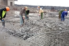 Phá dỡ phần vi phạm tại tầng 19 tòa nhà 8B Lê Trực. (Ảnh: Nguyễn Văn Cảnh/TTXVN)