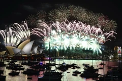 Pháo hoa rực rỡ trên Cầu cảng Sydney. (Nguồn: AFP/TTXVN)