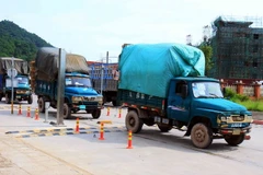 Các phương tiện vận tải của Trung Quốc nhập cảnh vào Việt Nam để nhận hàng hóa. (Ảnh: Thái Thuần/TTXVN)