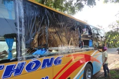 Một xe khách hư hỏng nặng do bị ném đá. Ảnh minh họa. (Ảnh: Phạm Cường/TTXVN)