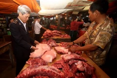 Nhân viên Thú y kiểm tra sản phẩm thịt lợn tại một hộ kinh doanh ở thị trấn Hai Riêng, huyện Sông Hinh, Phú Yên. (Ảnh: Vũ Sinh/TTXVN)