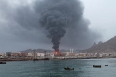 Khói bốc lên từ nhà máy lọc dầu Aden trong vụ tấn công do phiến quân Houthi tiến hành tại Aden, miền nam Yemen ngày 13/7/2015. (Nguồn: AFP/TTXVN)