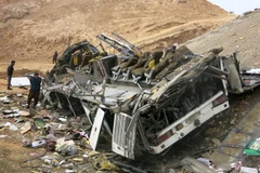Hiện trường một vụ tai nạn xe khách tại Afghanistan. (Nguồn: THX/TTXVN)
