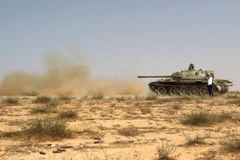 Lực lượng ủng hộ Chính phủ Libya trong chiến dịch chống IS ở Sirte ngày 2/7. (Nguồn: AFP/TTXVN)