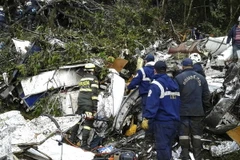 Lực lượng cứu hộ làm nhiệm vụ tại hiện trường vụ rơi máy bay. (Nguồn: AP/TTXVN)