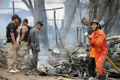 Cảnh sát Thái Lan điều tra tại hiện trường một vụ nổ bom ở Pattani. (Nguồn: AFP/TTXVN)