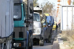 Đoàn xe chở hàng hóa cứu trợ của Liên hợp quốc tới khu vực thị trấn Moadimayet al-Sham, ngoại ô thủ đô Damascus của Syria ngày 17/2. (Nguồn: AFP/TTXVN)