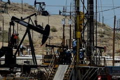 Một cơ sở khai thác dầu khí của Tập đoàn Chevron gần Bakersfield, bang California, Mỹ. (Nguồn: AFP/TTXVN)