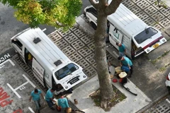 Các nhân viên phun thuốc diệt muỗi tại một tòa nhà ở khu vực ngoại ô Aljunied, Singapore ngày 31/8. (Nguồn: AFP/TTXVN)