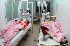 Cấp cứu công nhân bị ngộ độc thực phẩm. Ảnh minh họa. (Nguồn: Lâm Khánh/TTXVN)