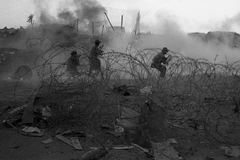 Quân giải phóng Mặt trận Đường 9 khép chặt vòng vây đánh chiếm các vị trí trọng yếu của địch tháng 1/1971. (Nguồn: TTXVN)