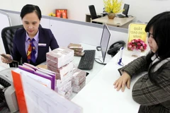 Giao dịch tại TPBank chi nhánh Hà Thành, Hà Nội. (Ảnh: Trần Việt/TTXVN)