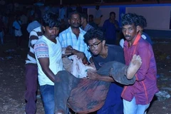 Chuyển người bị thương tại hiện trường vụ hỏa hoạn. (Nguồn: Hindustan Times/TTXVN)