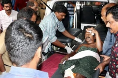 Chuyển người bị thương trong vụ hỏa hoạn tới bệnh viện ở Paravur ngày 10/4. (Nguồn: AFP/TTXVN)